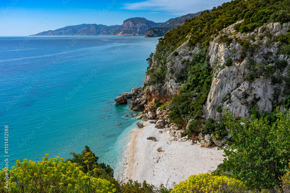 Traumstrand: Indiviueller Urlaub auf Sardinien, Italien: Wanderung an der Bucht, Spiaggia di Cala Fuili an der Ostküste am Golfo di Orosei. Nähe Nationalpark Gennargentu und Porto di Cala Gonone